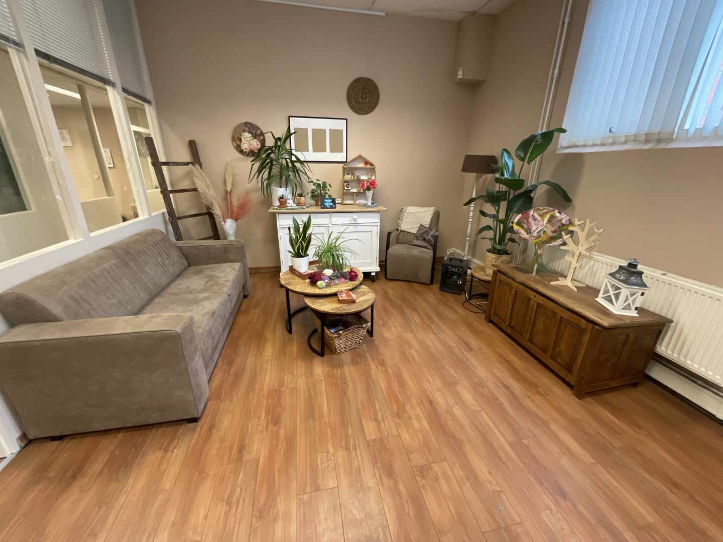 Huiselijke woonkamer van dagbesteding De Veilige Haven in Lisse